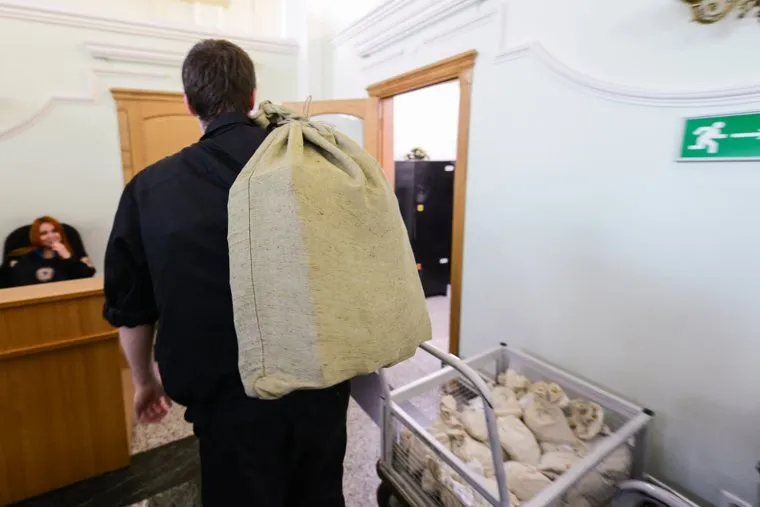 Кассовый зал Госбанка России, прием и сдача денег из коммерческих банков. Челябинск, грузчик, кассовый зал, мешок с деньгами