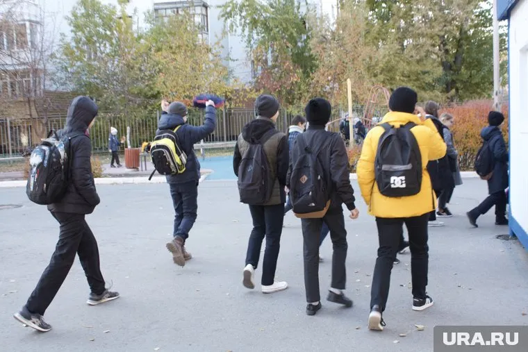 К 2025 году власти ХМАО должны перевести работу школ на односменный режим