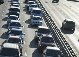 На трассе в Свердловской области образовалась огромная пробка из-за ДТП