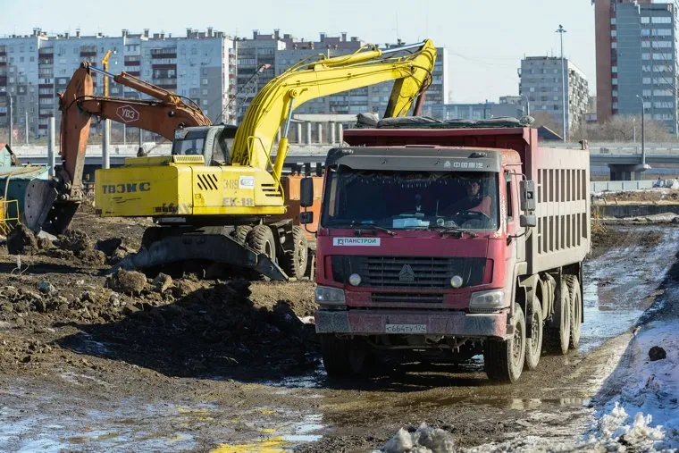 Строительство конгресс-холла на набережной реки Миасс к саммитам ШОС и БРИКС и апартаментов на улице Труда. Челябинск, техника, стройка, самосвал