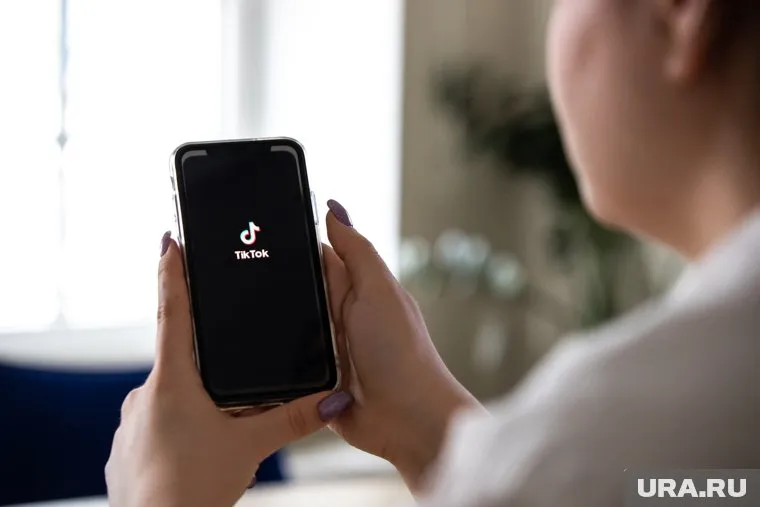 В Ханты-Мансийске школьница, которая выпала из окна, публикует в TikTok видео из больничной палаты