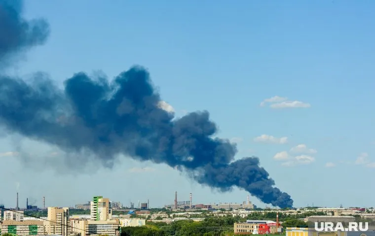 В Новом Уренгое горит гаражный бокс