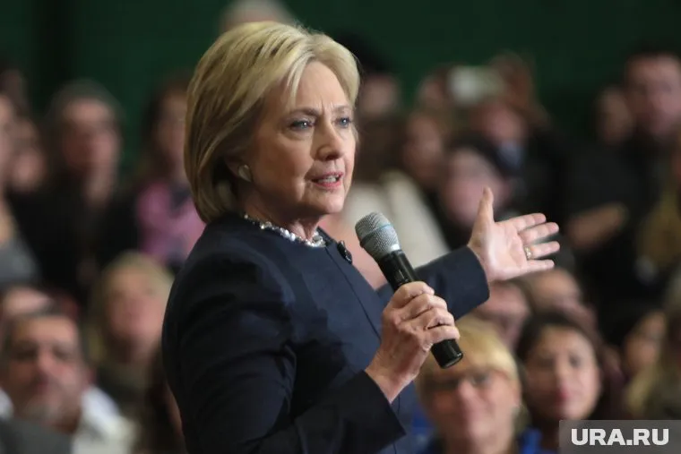 Клинтон хочет найти компромат на Трампа