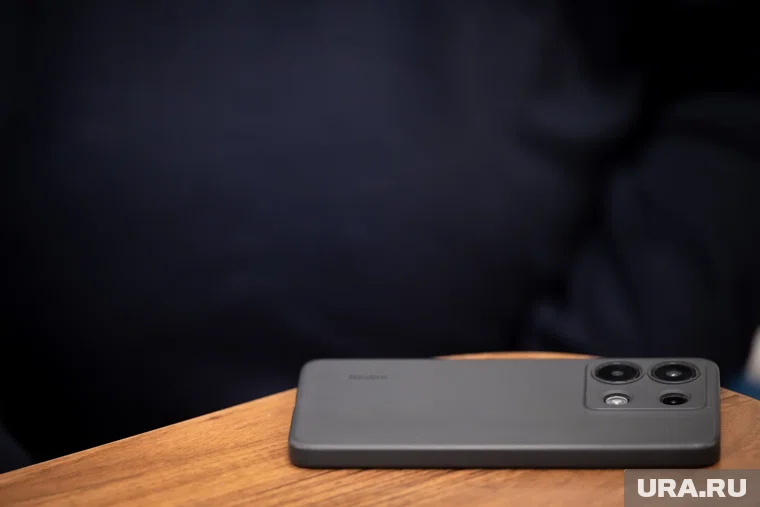 Если телефон лежит экраном вниз, не повреждается основная камера