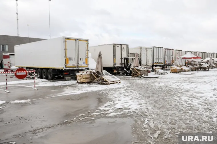 Сейчас ищут владельцев фур, припаркованных около склада Wildberries