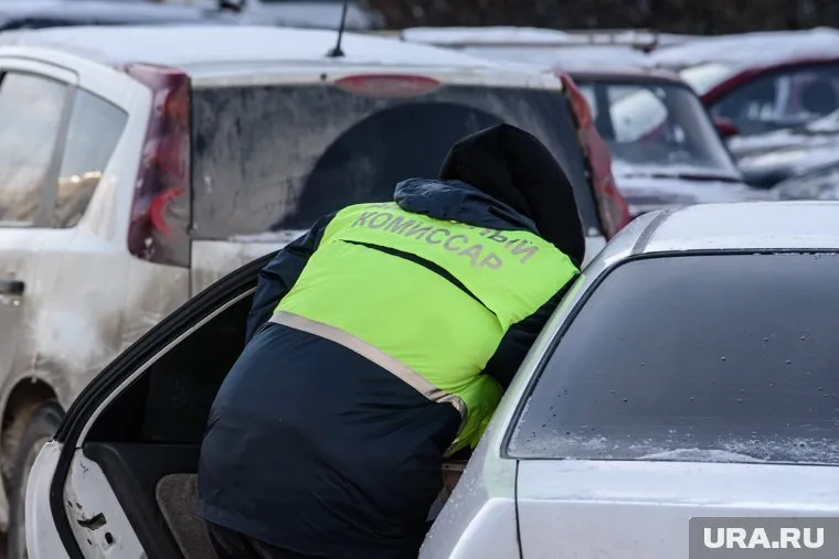 Тюменские автомобилисты, попавшие в ДТП, не могут дождаться аварийных комиссаров