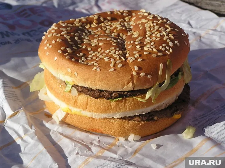 Гамбургер от Джима Деллигатти продается в ресторанах сети по всему миру