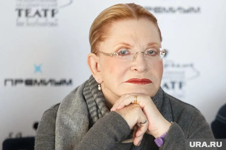 Людмила Максакова упала, отыграв в спектакле «Царь Эдип», пишет Baza