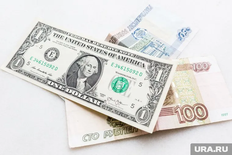 Официальный курс доллара будет рассчитываться на основе большего количества сделок, сообщили в Центробанке