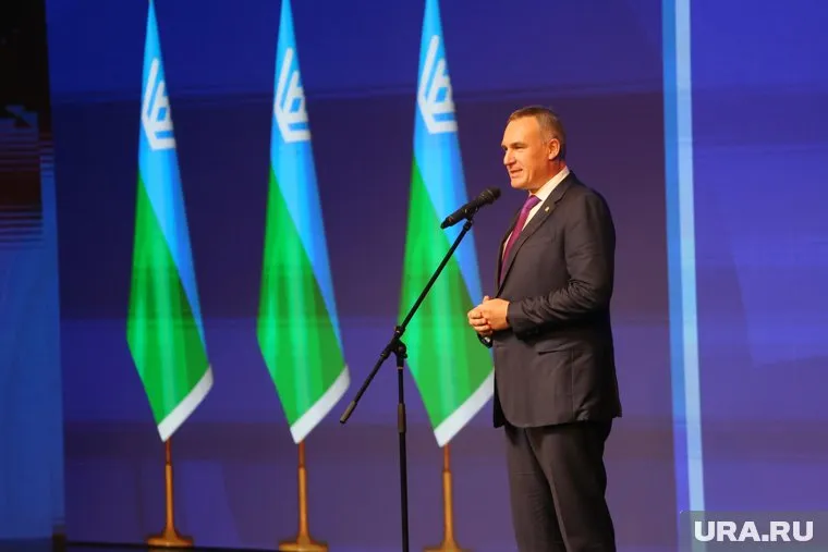 Губернатор ХМАО выступает перед депутатами окружной думы с первым отчетом