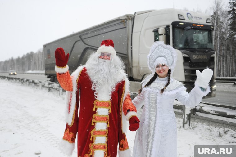 Деды Морозы и Снегурочки прокатились по Перми в первый день зимы. Фото