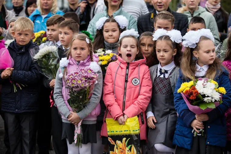 День знаний в поселке Нижнесортымский. Сургут , линейка, первое сентября, школа, 1сентября