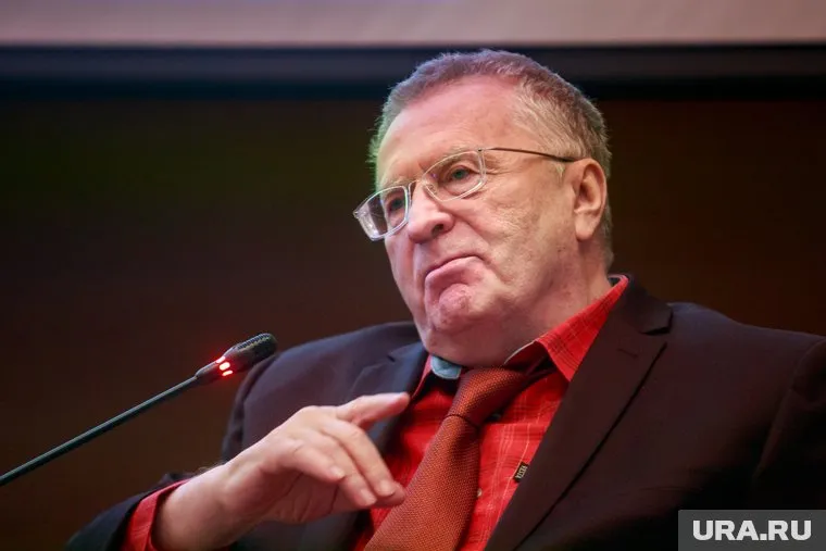 Владимир Жириновский в анекдоте Александра Лукашенко пил водку до и после бани