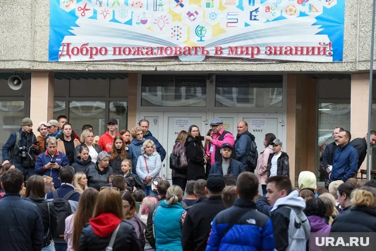 Подписи в поддержку директора лицея Любови Кулевой сдали 1,3 тысячи человек. В учреждении обучаются более трех тысяч детей