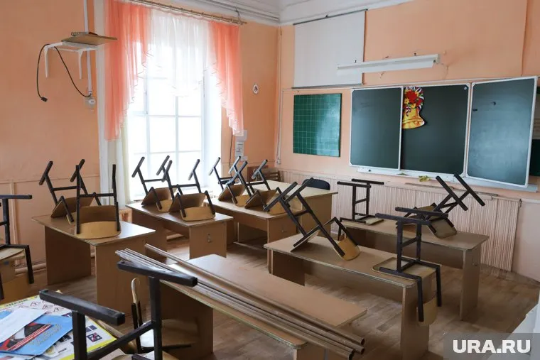 Школа закрыта на капремонт, но педагоги ходят на работу, получая минимальные выплаты