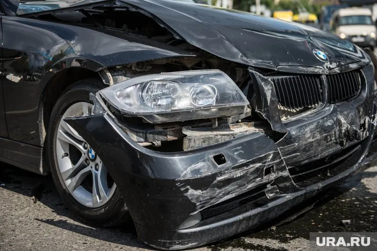 Водитель BMW въехал в двери премиального бизнес-центра AFI2B