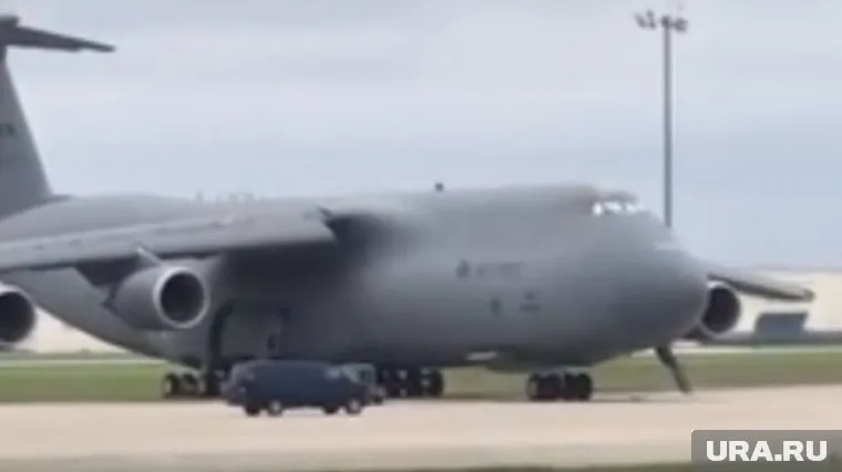 Самолет способен перевозить шесть вертолетов, четыре БМП, шесть БТР, два танка или до 345 солдат и офицеров