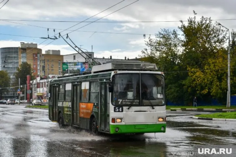 Молния, попав в троллейбус, прожгла обшивку кабины