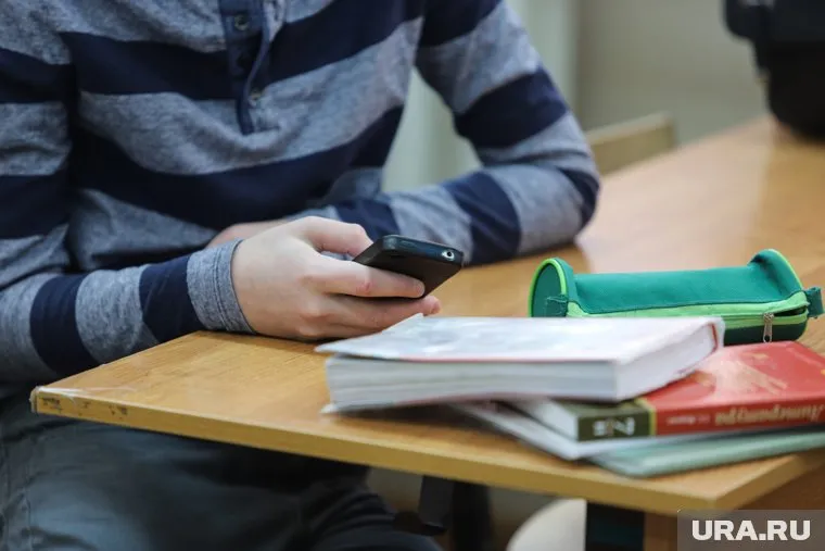 Сегодня у каждого школьника в кармане есть смартфон. Но проблема ли это?