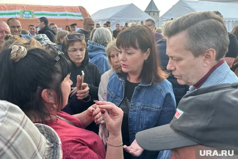 Глава Кургана Елена Ситникова (в центре) рассказала о судьбе земли в сгоревшем Смолино