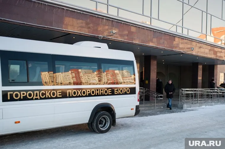 Сотрудник похоронной компании сообщил женщине о смерти ее мужа и предложил свои услуги