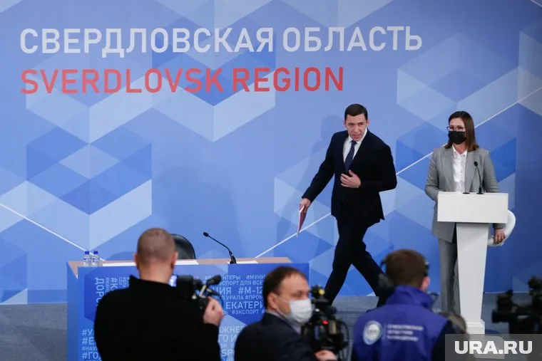 Евгений Куйвашев проводит пресс-конференцию, посвященную итогам работы региональных властей в 2021 году