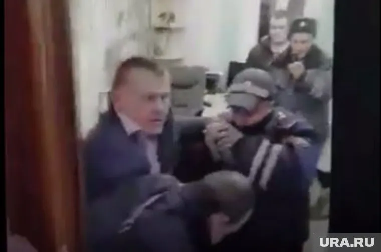 К замглавы Перегребного с обыском пришли… сотрудники ГИБДД