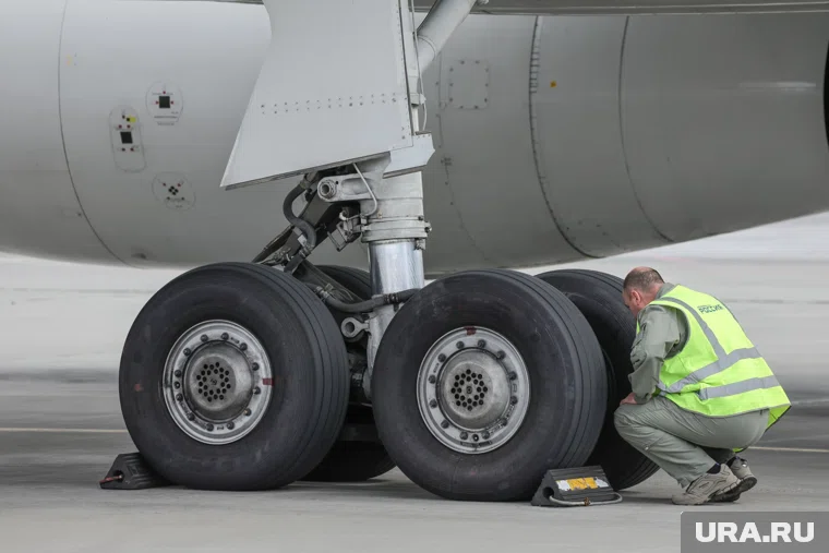 Самолет AZAL после вылета из Петербурга вернулся из-за неисправности шасси