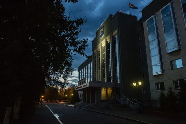 Выездная пресс-конференция Шувалова по ремонту дорог. Сургут, здание, администрация сургута ночью