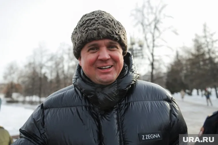 Машину купили вскладчину, а доставил ее бойцам лично мэр Александр Виноградов