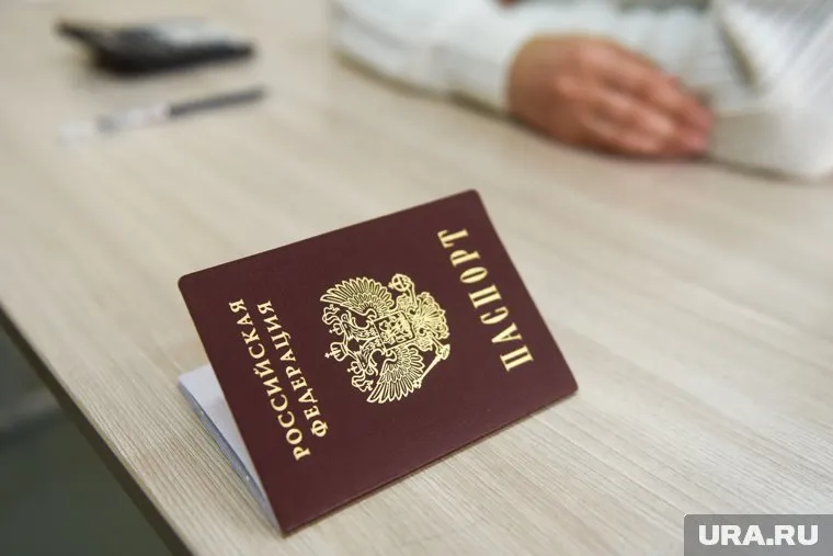 Сноуден стал гражданином РФ