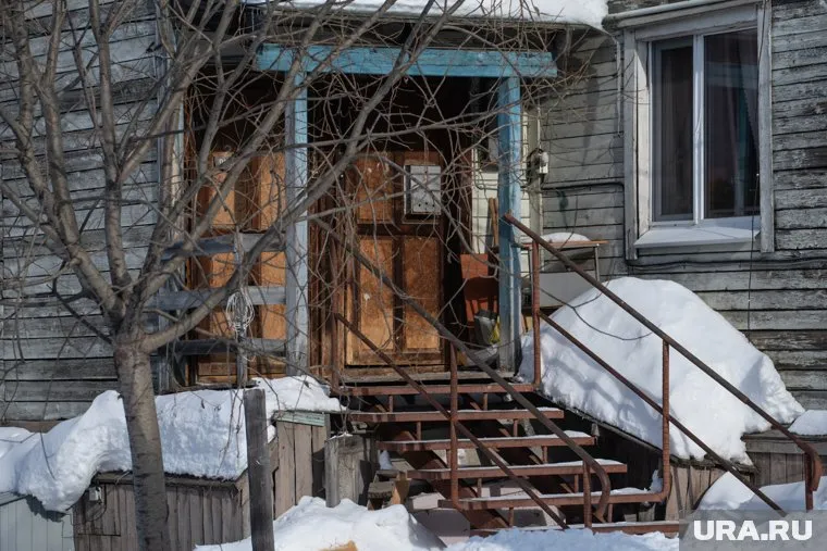 Ветхим бараком, в котором по-прежнему живут люди, заинтересовались следователи (архивное фото)
