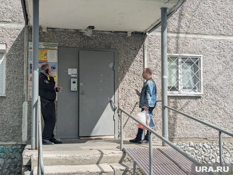 Пока на месте работают силовики, в подъезд никого не пускают