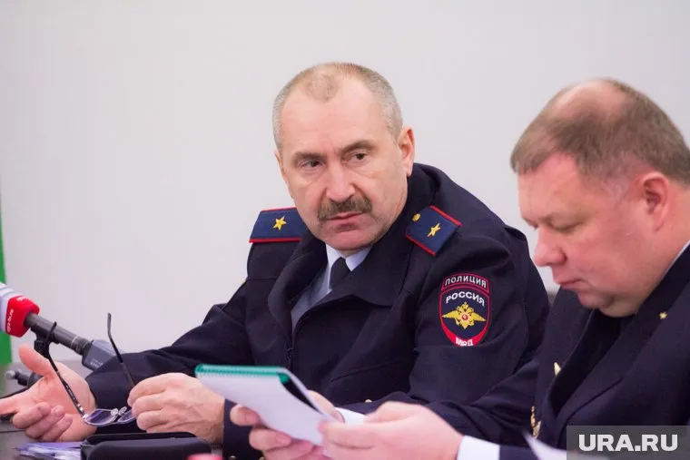 Глава УМВД ХМАО Василий Романица (слева) произвел кадровые перестановки в городских ОВД