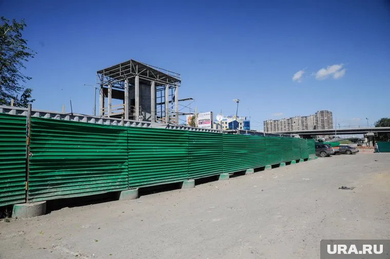 Многоквартирник-недострой расположен на огороженном земельном участке