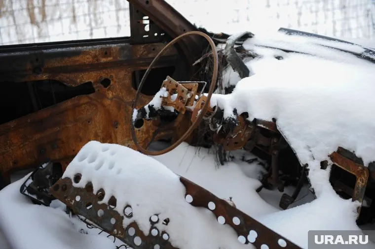 Машина застряла в сугробе, что вероятно и привело к трагедии