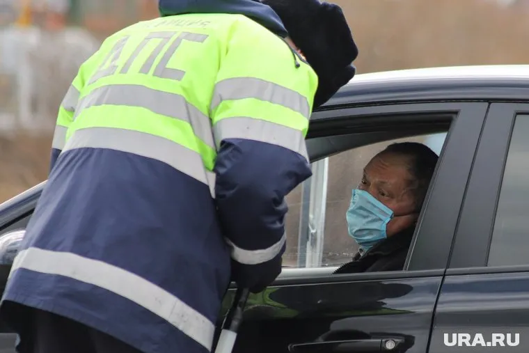 Сотрудники ГИБДД будут останавливать водителей на въезде в город, пишут СМИ