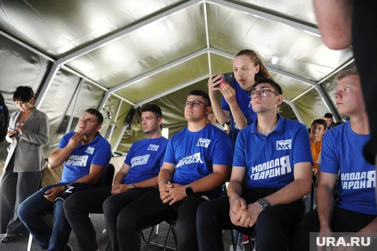 "Молодая гвардия" и другие представители партии "Единой России" выехали на помощь после разлива топлива в Черном море из-за крушения танкеров