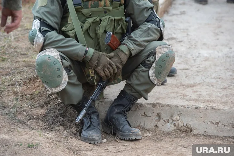 Боец СВО поднял флаг над Авдеевкой