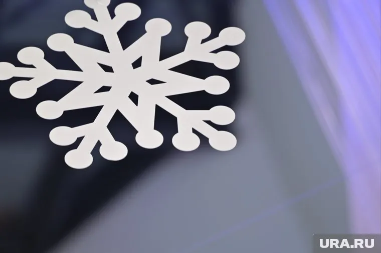 Даже сложную снежинку легко сделать своими руками из сложенного в несколько раз листа бумаги