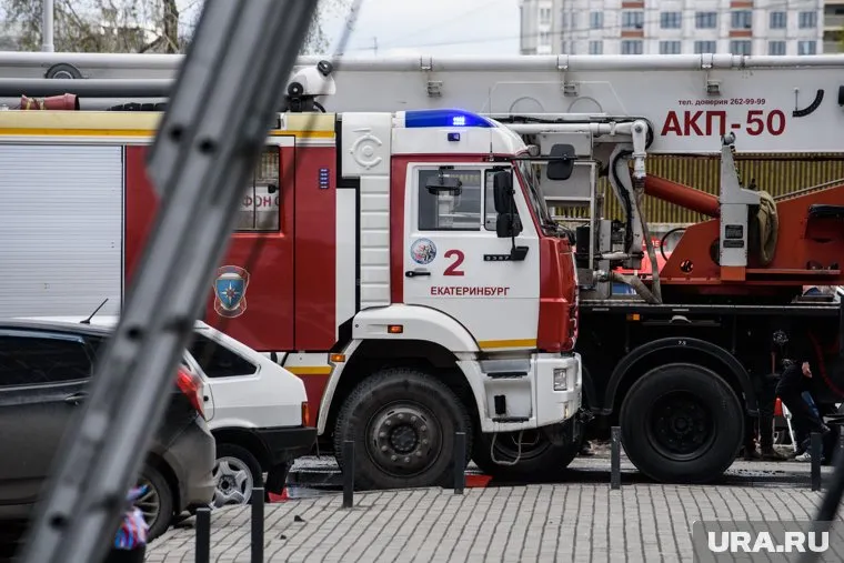 На месте возгорания работают пожарные (архивное фото)