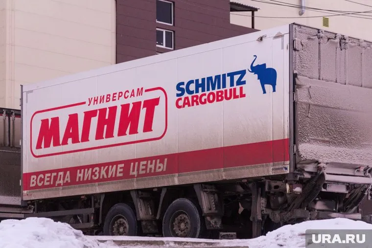 Сургутяне жалуются на разбитые дворы из-за грузовиков ретейлеров