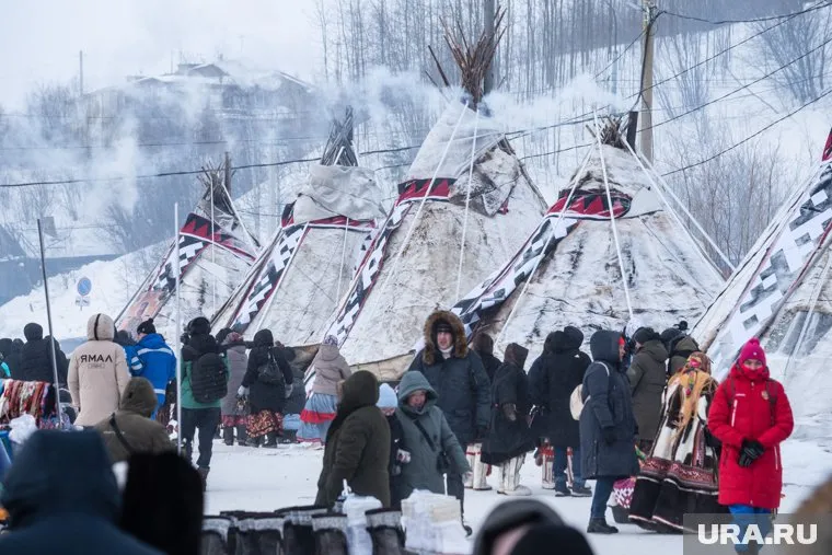 В ЭкоЧуме Сергея Кириенко и Артема Жогу угостили морошковым чаем