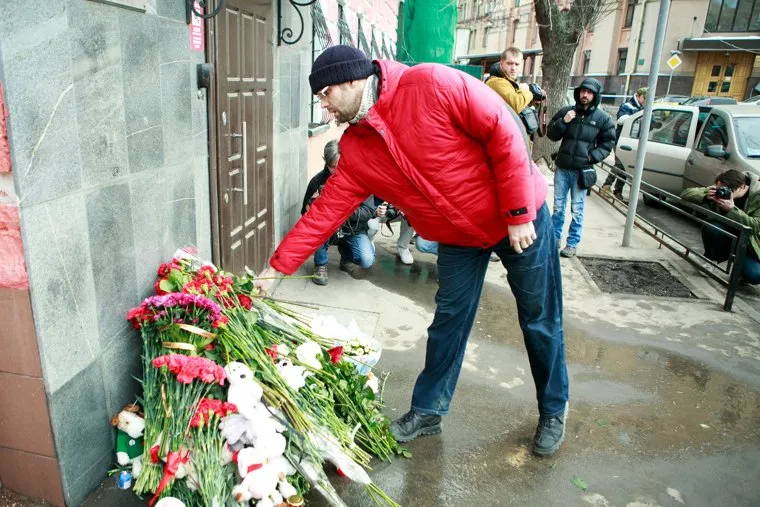 Мемориал у Кемеровского торгпредства. МОСКВА, кемерово, мемориал, цветы, траур