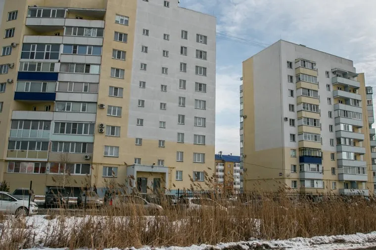 Разное. Курган, камыши, спальный район, жилые дома, улица 6амикрорайон6, улица 6амикрорайон6а