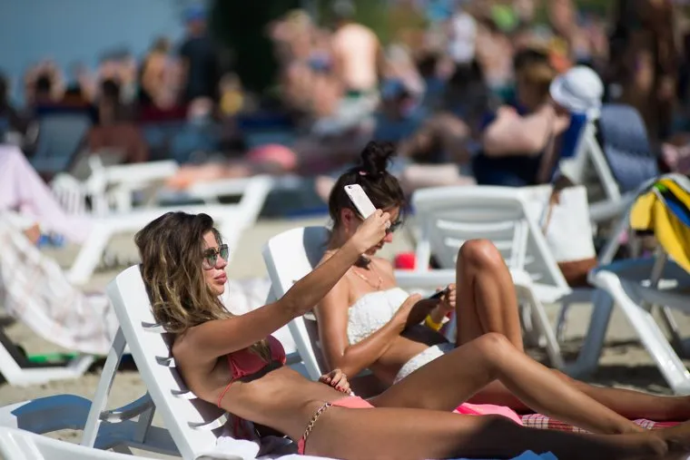 ОГОНЬ. ПЛЯЖ. Поселок Санаторный, озеро Балтым. Свердловская область, Верхняя Пышма, девушки, пляж, курорт, селфи