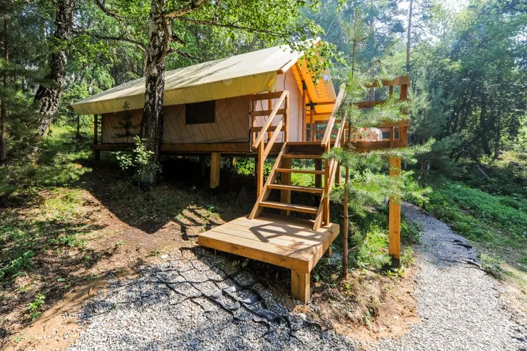 Глэмпинг – новый для Южного Урала формат сезонного экоотеля. Челябинская область