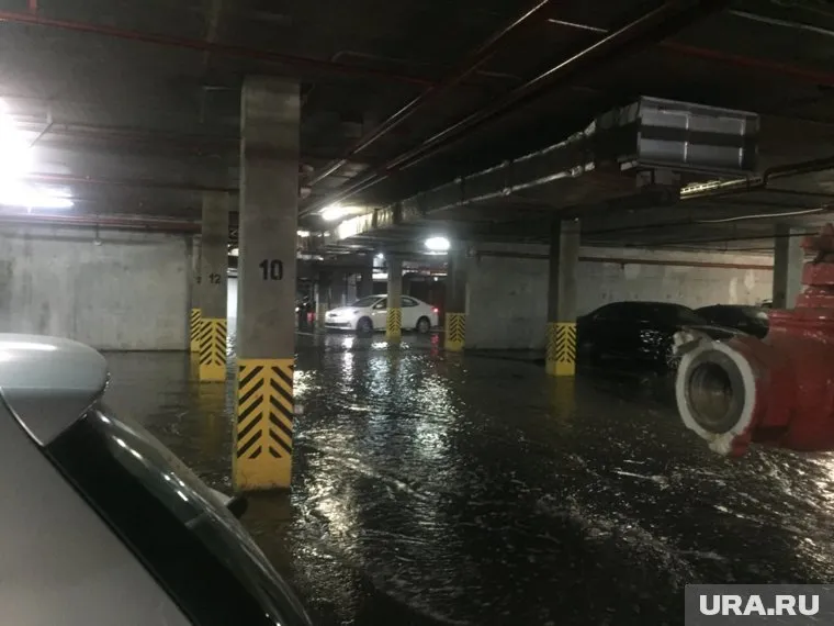 Паркинг заливает горячей водой уже больше двух часов