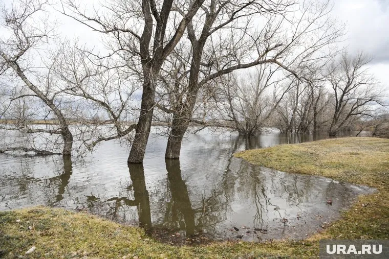 На реке Миас поднялся уровень воды и образовался ледяной затор