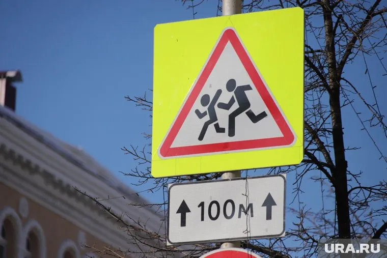 Ветер сорвал знак и швырнул его в маленького ребенка